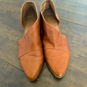 Universal thread cognac Wendy cut out bootie